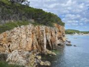 Una passejada acaba en horror a Torroella de Montgrí: mor una dona en caure per aquest penya-segat