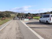 Veïns de la vall de la Llémena tallen la GI-531 en contra del projecte d’ampliació de la carretera