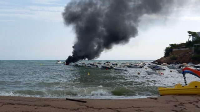 Imatge de l'incendi d'una barca amarrada a Begur (Bombers)
