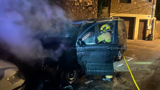 Imatge de l'extinció d'un vehicle al carrer de l'Empordà de Verges (Bombers)