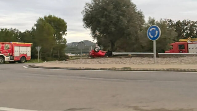 Imatge del cotxe bolcat a l'entrada de Llofriu (Anti-radar Garrotxa)